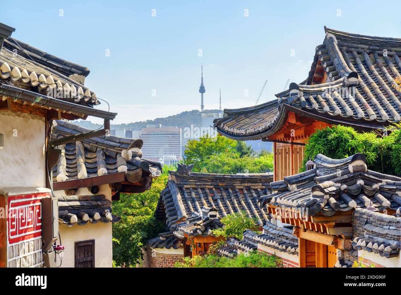 Vista dell'accogliente e stretta strada vecchia e delle tradizionali case coreane del villaggio di Bukchon Hanok a Seoul, Corea del Sud. Foto Stock