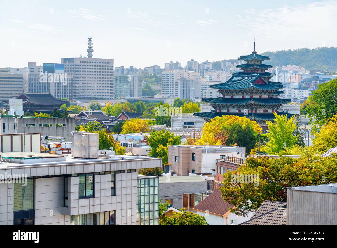 Paesaggio urbano autunnale a Seoul, Corea del Sud. Il tetto del Museo Nazionale del Folklore della Corea è visibile tra gli edifici moderni. Foto Stock