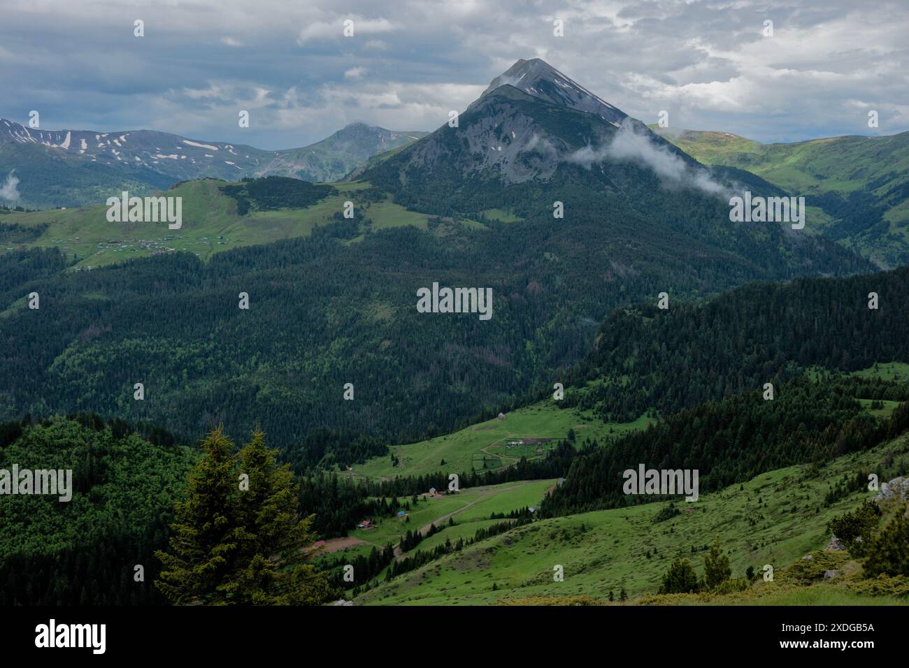 Veduta di Gjeravica, la vetta più alta del Kosovo, le vette del sentiero dei Balcani, Milishevc, Kosovo Foto Stock