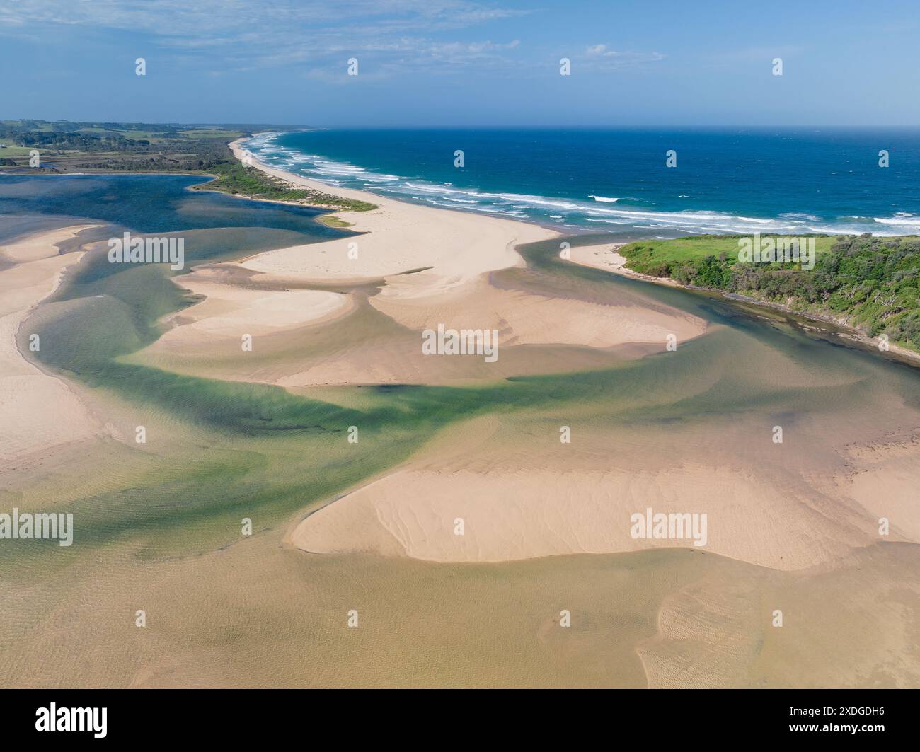 Vista aerea di un fiume costiero che si snoda attraverso le barre di sabbia e si dirige verso il mare su una spiaggia sabbiosa a Wallaga Lkae nel nuovo Galles del Sud, Australia Foto Stock