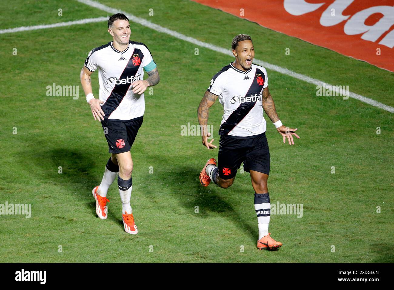 Rio de Janeiro, Brasile. 22 giugno 2024. David Correa di Vasco da Gama festeggia dopo aver segnato il quarto gol della sua squadra con Pablo Vegetti, durante la partita tra Vasco da Gama e San Paolo, per la serie A 2024 brasiliana, allo Stadio Sao Januario, a Rio de Janeiro il 22 giugno. Foto: Nadine Freitas/DiaEsportivo/Alamy Live News crediti: DiaEsportivo/Alamy Live News Foto Stock