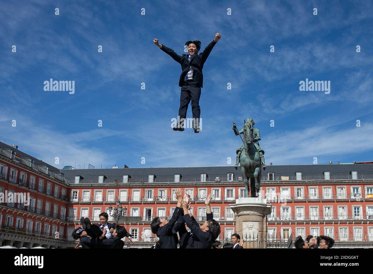 Madrid, Spagna. 22 giugno 2024. Un gruppo di giovani giapponesi di "Cheers Re-Man's" si esibisce a sorpresa nella Plaza Mayor di Madrid. Credito: SOPA Images Limited/Alamy Live News Foto Stock