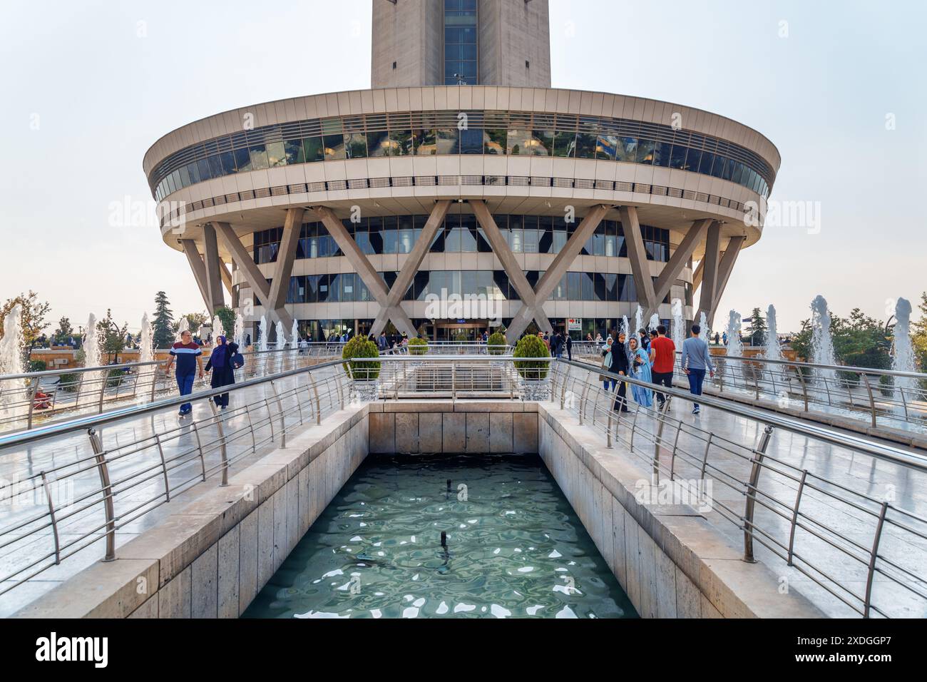 Teheran, Iran - 19 ottobre 2018: Splendida vista delle fontane e ingresso alla Torre Milad. Foto Stock