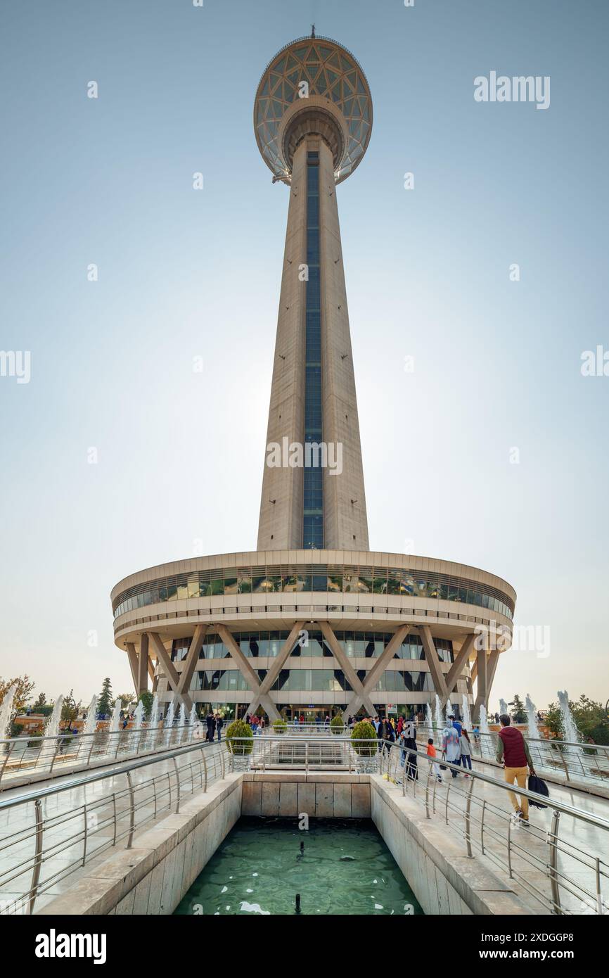 Teheran, Iran - 19 ottobre 2018: Splendida vista della Torre Milad sullo sfondo blu del cielo. La torre è una popolare attrazione turistica del Medio Oriente. Foto Stock