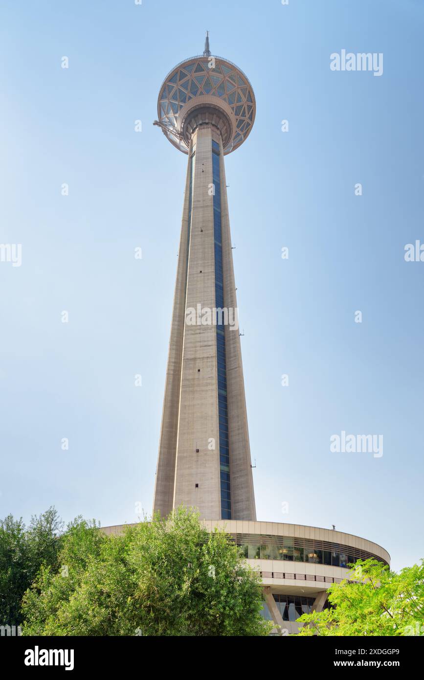 Teheran, Iran - 19 ottobre 2018: Splendida vista della Torre Milad sullo sfondo blu del cielo. La torre è una popolare attrazione turistica del Medio Oriente. Foto Stock