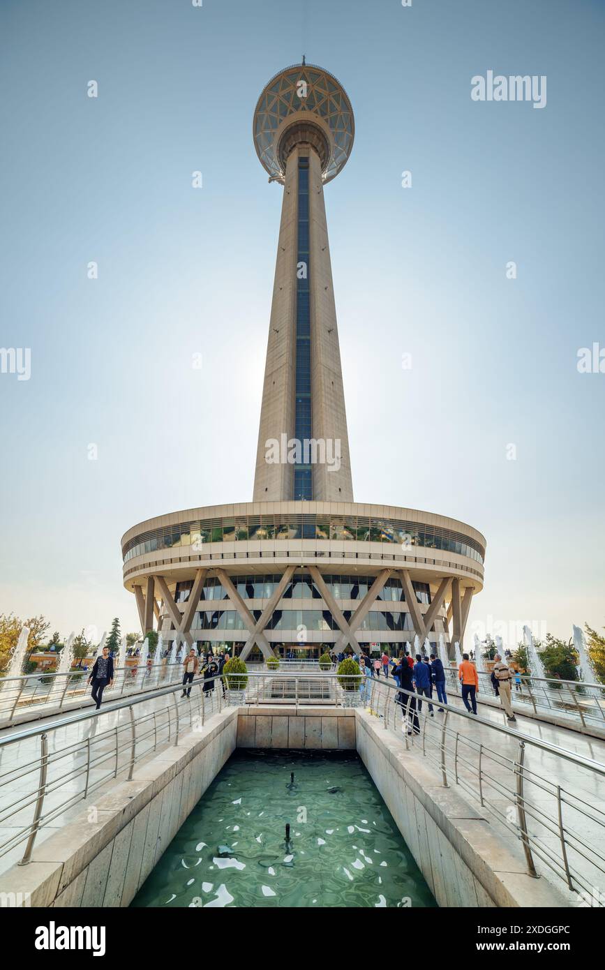 Teheran, Iran - 19 ottobre 2018: Splendida vista della Torre Milad sullo sfondo blu del cielo. La torre è una popolare attrazione turistica del Medio Oriente. Foto Stock