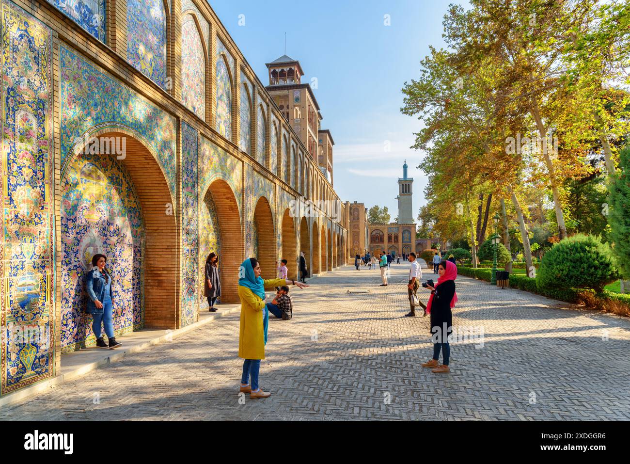 Teheran, Iran - 19 ottobre 2018: Splendida vista sul cortile e sul giardino del Golestan Palace. Decorazioni a mosaico colorato. Foto Stock