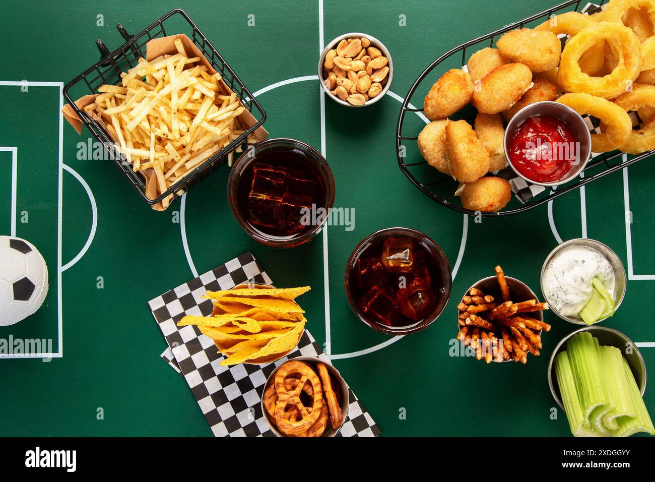 Partite di calcio, assapora cibo e spuntini in un campo da calcio. Festa di calcio. Vista dall'alto. Foto Stock