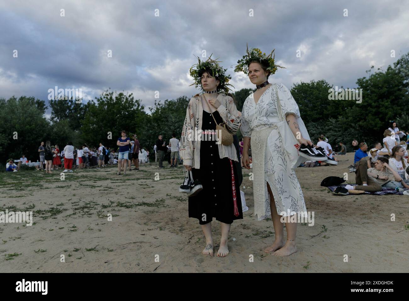 Le donne ammirano il fiume Vistola durante la celebrazione Kupalle (notte di Kupala o notte di mezza estate) a Varsavia. Diverse centinaia di rappresentanti della diaspora bielorussa a Varsavia si sono riuniti per celebrare Kupalle (o notte di Kupala) sulla riva destra del fiume Vistola. Kupalle è una delle principali feste popolari in Bielorussia. Celebrata come Midsummer (notte di mezza estate), Kupalle è un evento tradizionale che segna la stagione estiva e si svolge il giorno o vicino alla data del solstizio d'estate. Dopo una significativa ondata di immigrazione politica dalla Bielorussia dopo le elezioni presidenziali del 2020, molti bielorussi Foto Stock