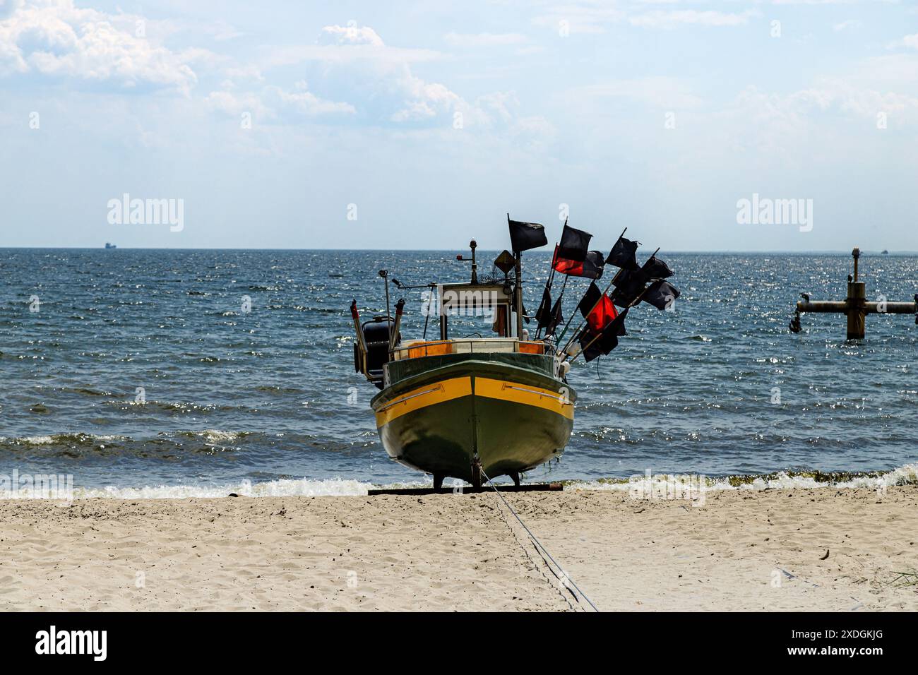 Una taglierina sulla spiaggia in una mattinata di sole. Golfo di Gdańsk, Gdynia Orłowo. Turismo in Europa, Polonia, Pomerania, Gdynia. Tempo libero in Polonia. Foto Stock