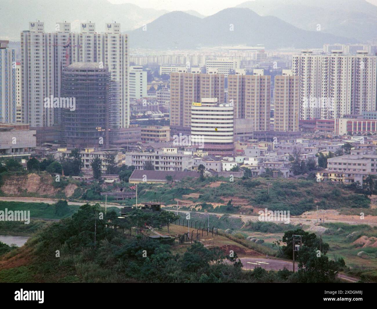 Nam Hang Police Post (HK) - una "cattedrale Macintosh" - con Union Flag Flying, e Shenzhen (PRC) sullo sfondo - la zona di confine di Hong Kong. 1984 Foto Stock