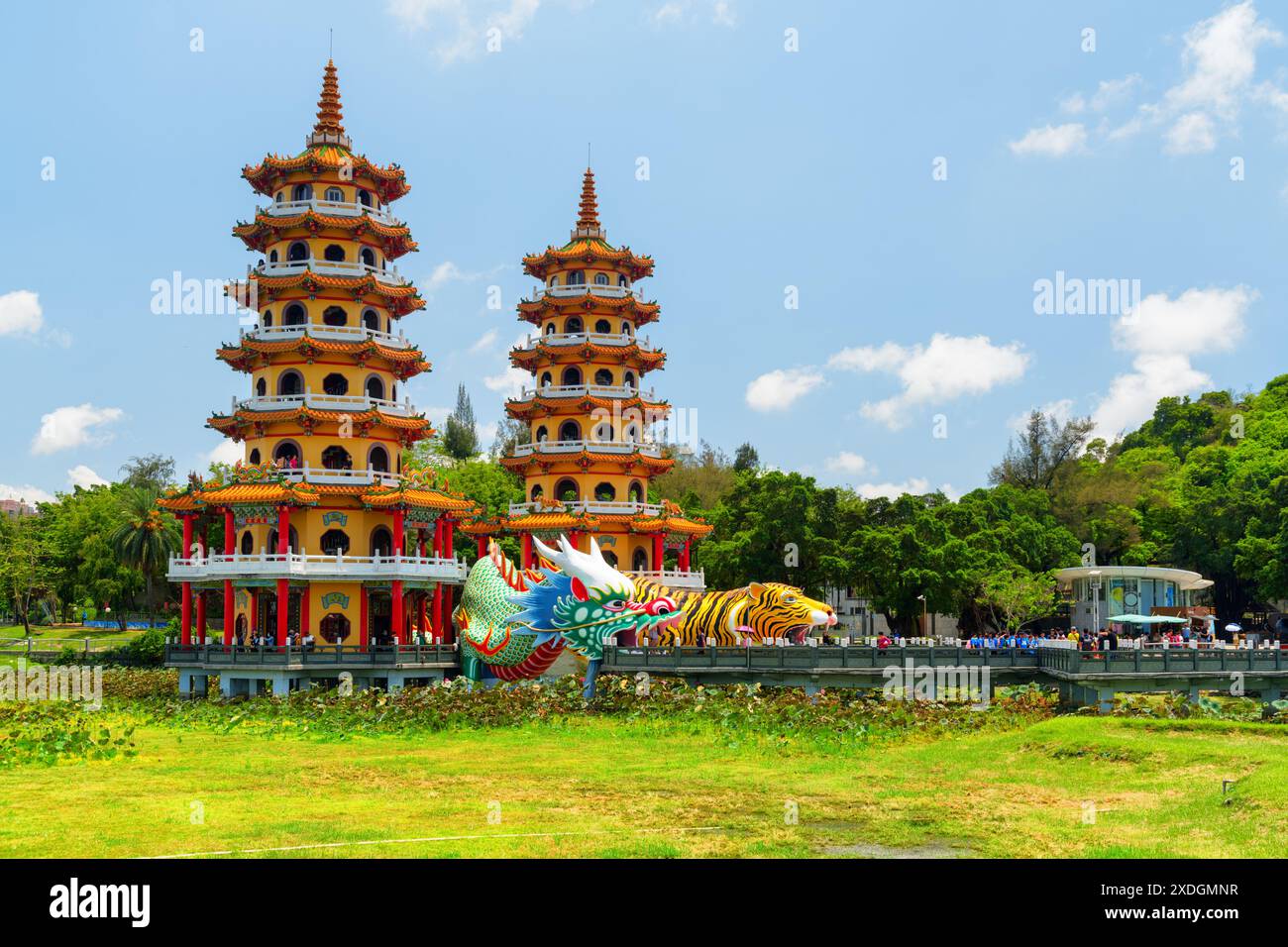 Kaohsiung, Taiwan - 30 aprile 2019: Splendida vista delle Pagode del Drago e della Tigre presso il lago Lotus. Il tempio è una popolare attrazione turistica dell'Asia. Foto Stock