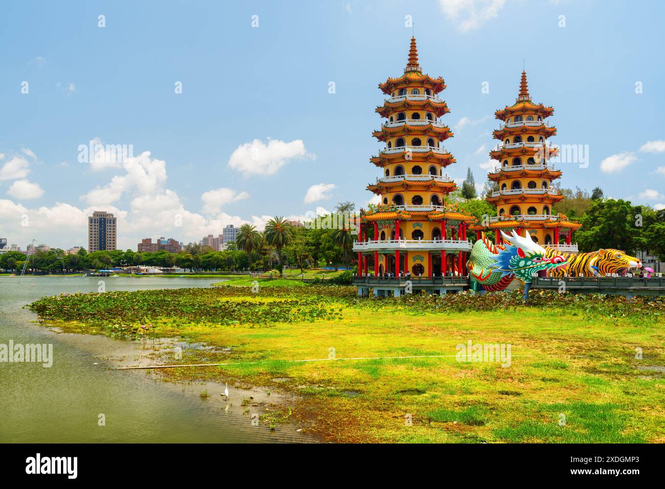 Kaohsiung, Taiwan - 30 aprile 2019: Splendida vista delle Pagode del Drago e della Tigre presso il lago Lotus. Il tempio è una popolare attrazione turistica dell'Asia. Foto Stock