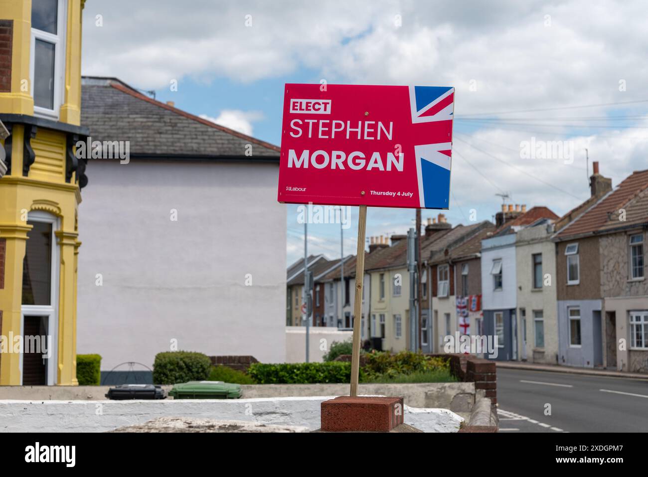 Firma su una strada residenziale che promuove il partito laburista prima delle elezioni locali e generali nel Regno Unito. Giugno 2024. Foto Stock