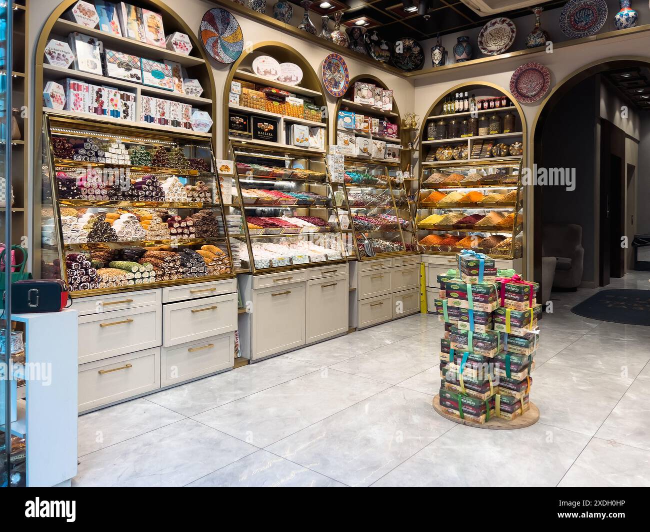 Istanbul, Turchia - 5 maggio 2024: La bancarella di un mercante nel bazar egiziano offre una festa per i sensi con spezie e dolci. Foto Stock
