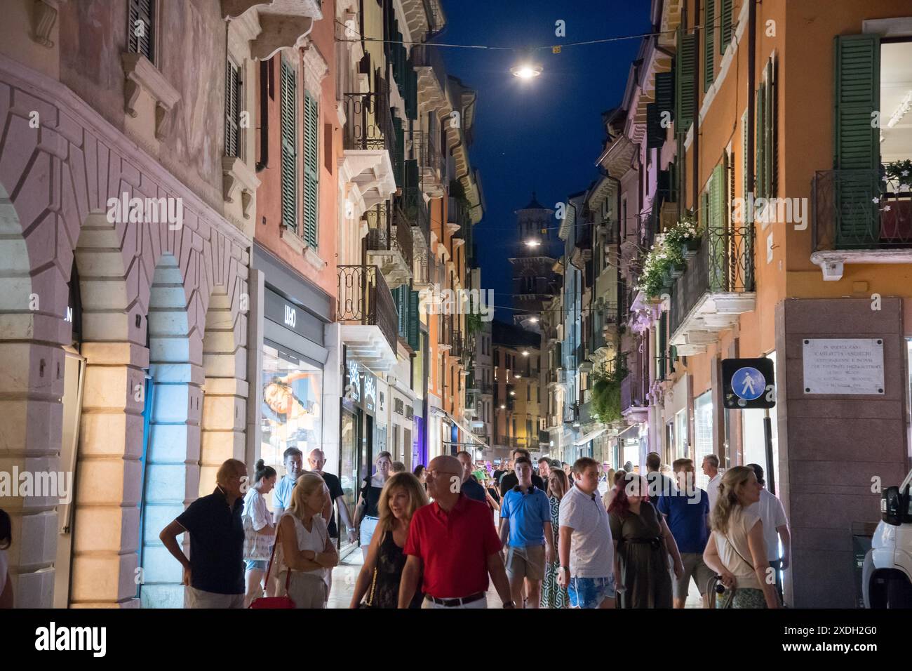 Via Roma nel centro storico di Verona, provincia di Verona, Veneto, Italia © Wojciech Strozyk / Alamy Stock Photo *** didascalia locale *** Foto Stock