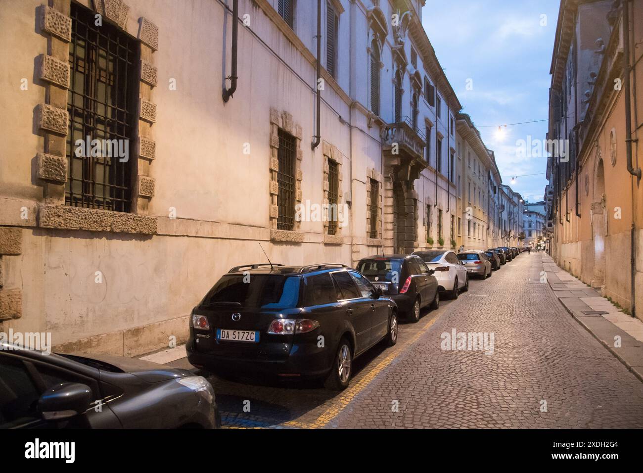 Via Leoncino nel centro storico di Verona, provincia di Verona, Veneto, Italia © Wojciech Strozyk / Alamy Stock Photo *** didascalia locale *** Foto Stock