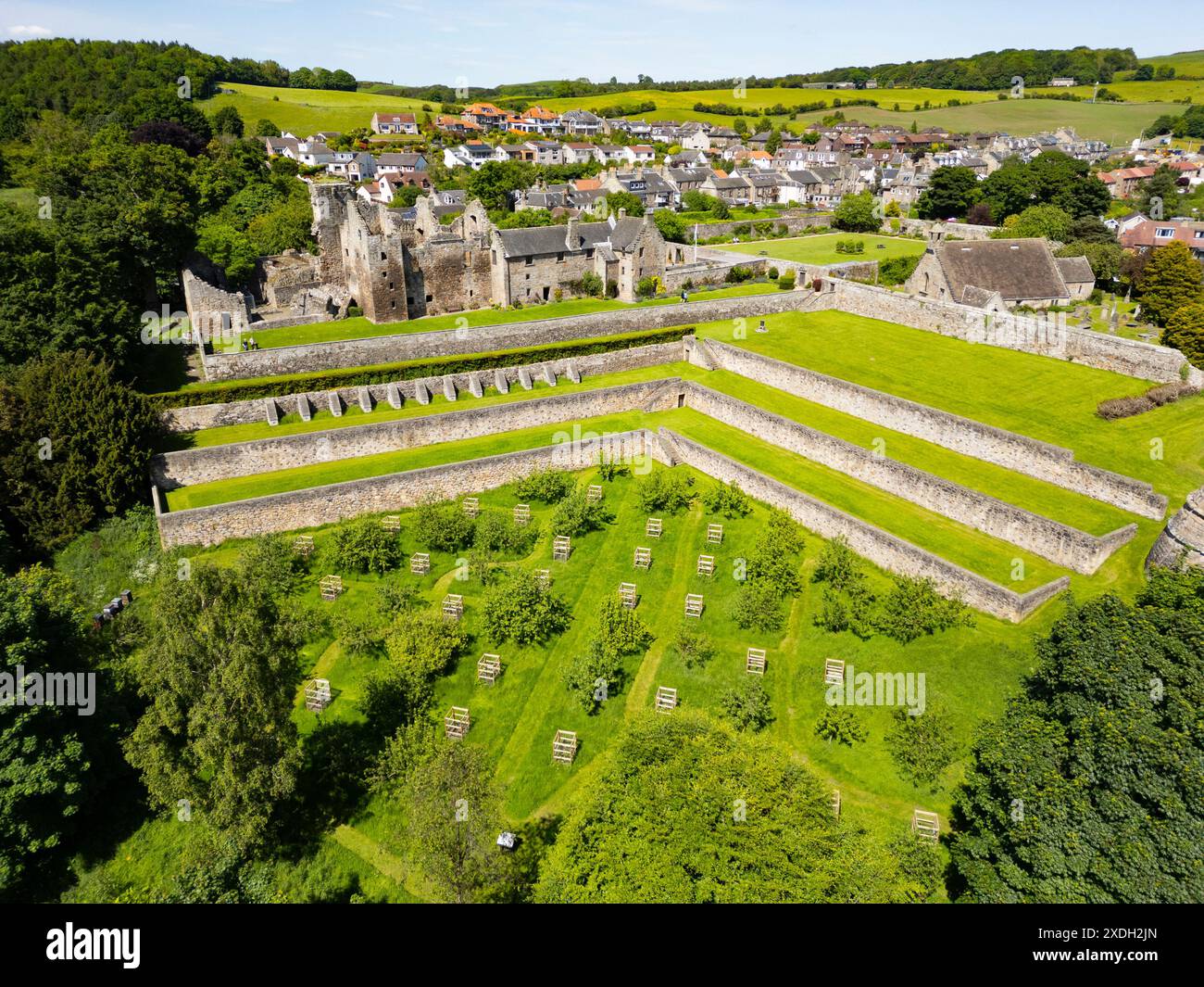 Vista aerea del castello di Aberdour ad Aberdour, Fife, Scozia, Regno Unito Foto Stock