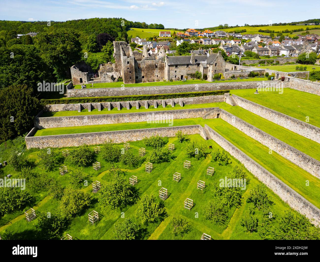 Vista aerea del castello di Aberdour ad Aberdour, Fife, Scozia, Regno Unito Foto Stock