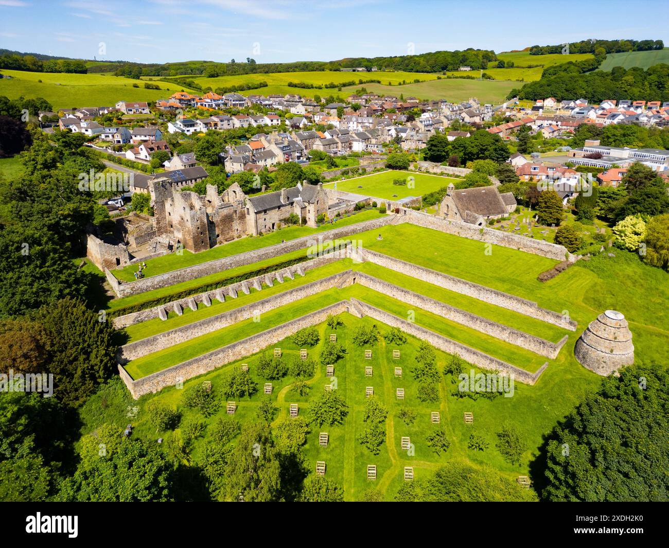 Vista aerea del castello di Aberdour ad Aberdour, Fife, Scozia, Regno Unito Foto Stock