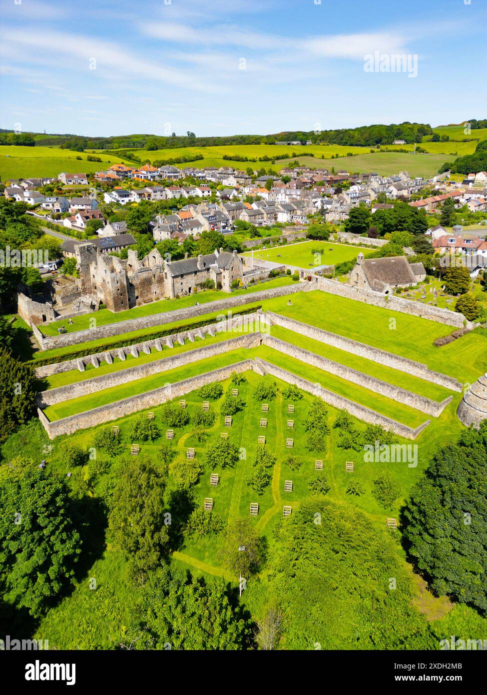 Vista aerea del castello di Aberdour ad Aberdour, Fife, Scozia, Regno Unito Foto Stock