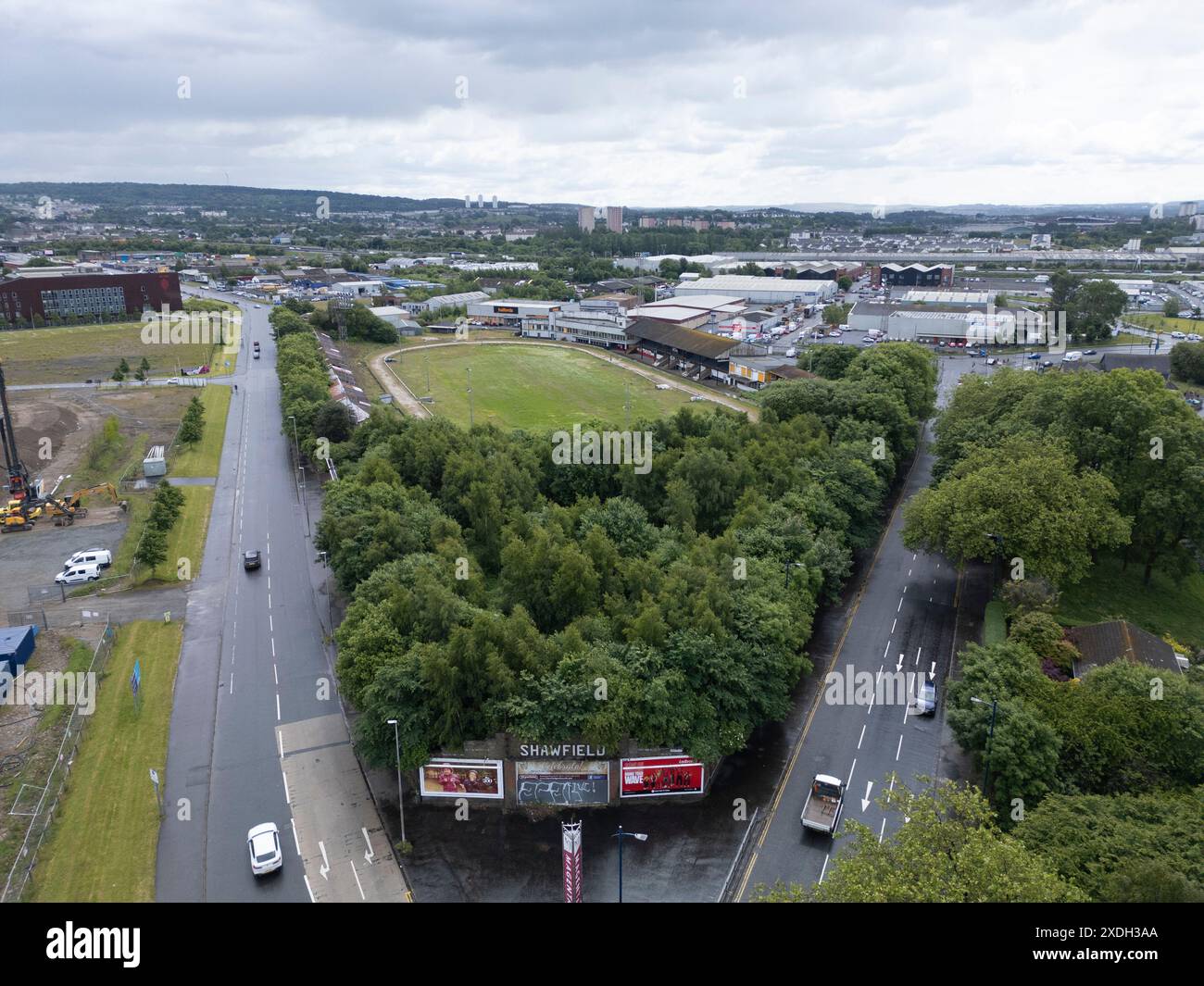 Vista aerea dell'ex cinodromo abbandonato chiuso e dello stadio di Shawfield a Glasgow, Scozia, Regno Unito Foto Stock