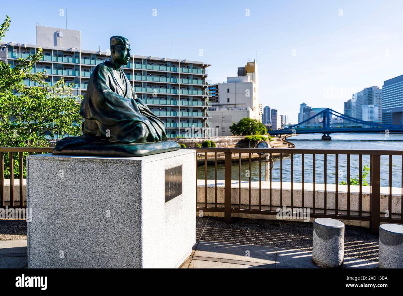Statua del poeta giapponese Matsuo Basho nel Basho Heritage Garden, nella confluenza dei fiumi Sumida e Onagi, quartiere di Koto, Tokyo, Giappone Foto Stock
