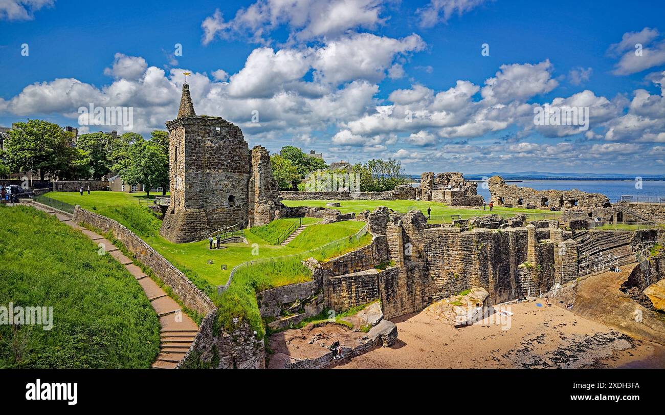 St Andrews Castle Fife, Scozia, il sole e il cielo blu sopra le rovine e una piccola spiaggia di sabbia Foto Stock