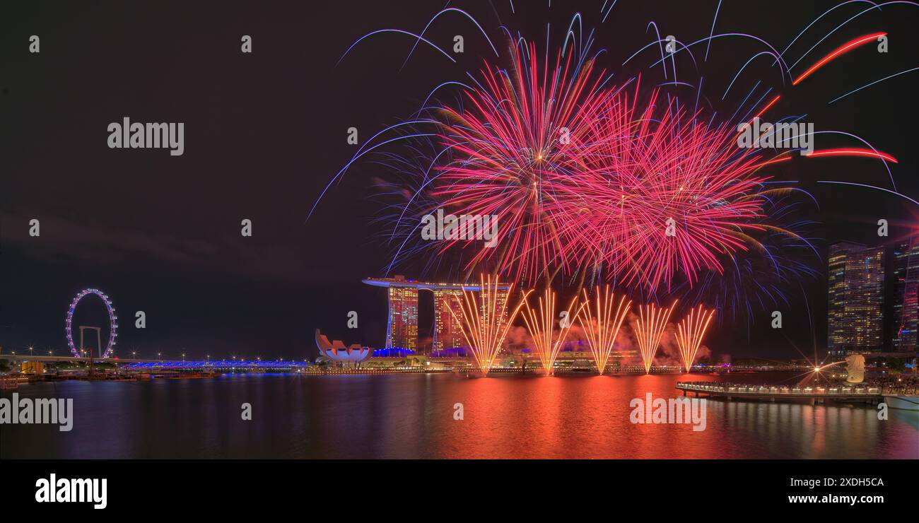 SINGAPORE - 22 GIUGNO 2024: Uno spettacolare spettacolo pirotecnico alla prova combinata per la Parata Nazionale. Foto Stock