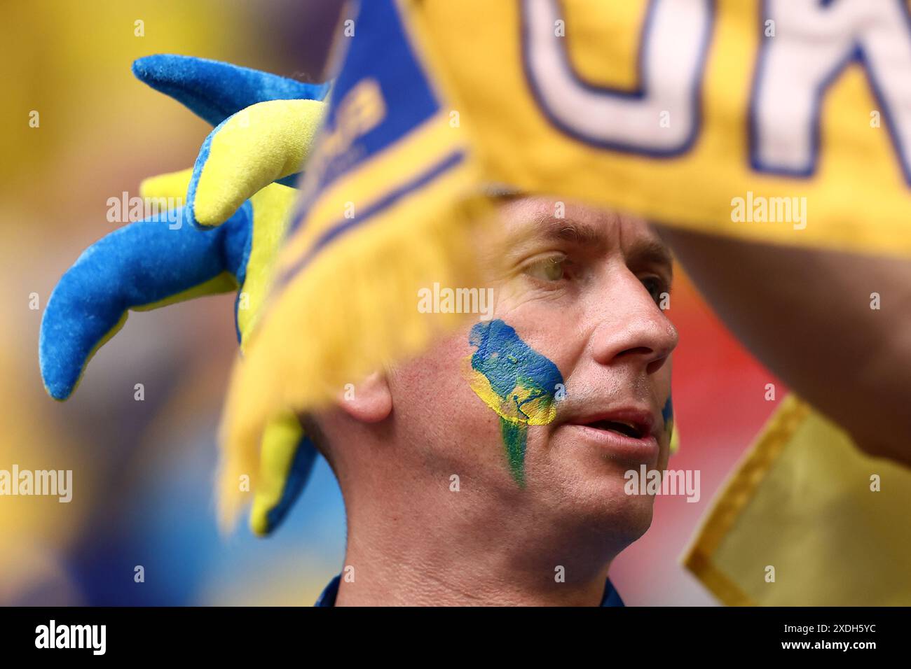 Tifosi ucraini durante la partita UEFA Euro 2024 del gruppo e tra Slovacchia e Ucraina alla Dusseldorf Arena il 21 giugno 2024 a Dusseldorf, Germania. Foto Stock