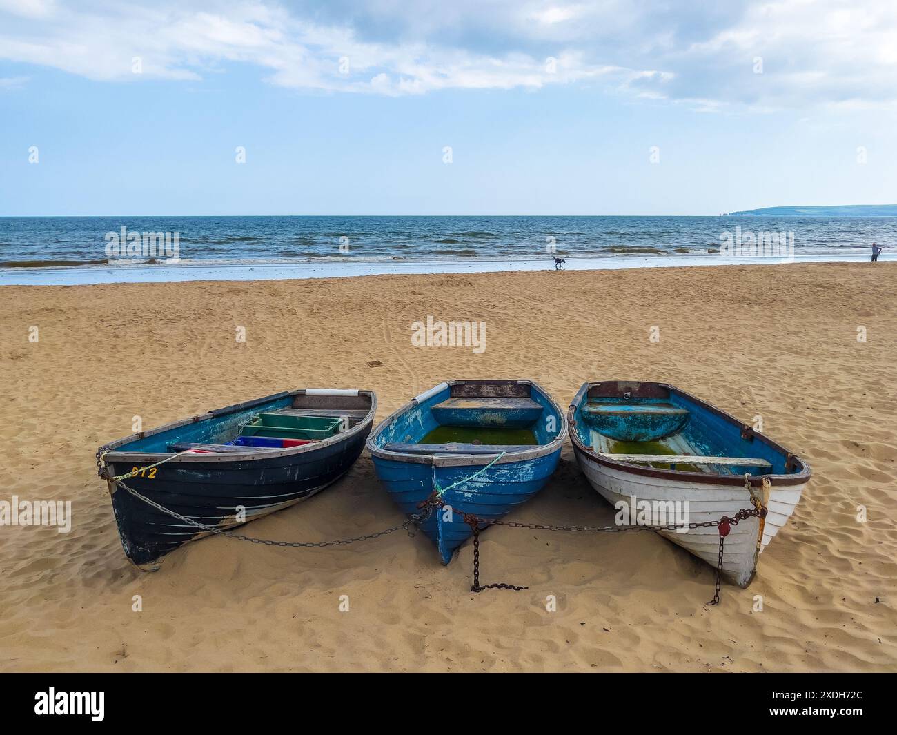 Middle Chine Beach, Bournemouth, Regno Unito - 6 giugno 2024: Tre barche a remi sulla spiaggia sabbiosa. Foto Stock