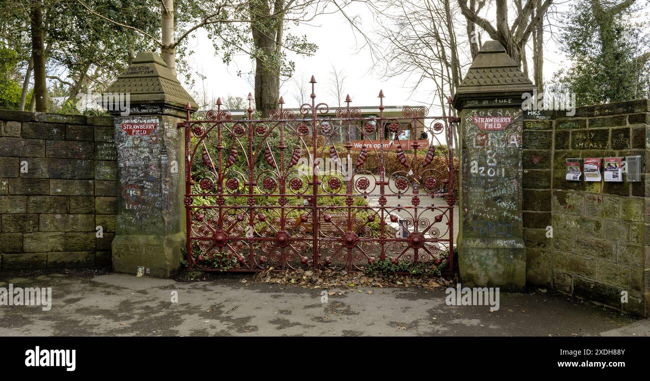 Cancelli d'ingresso a Strawberry Field, Beaconsfield Road, Liverpool, Inghilterra, Regno Unito Foto Stock