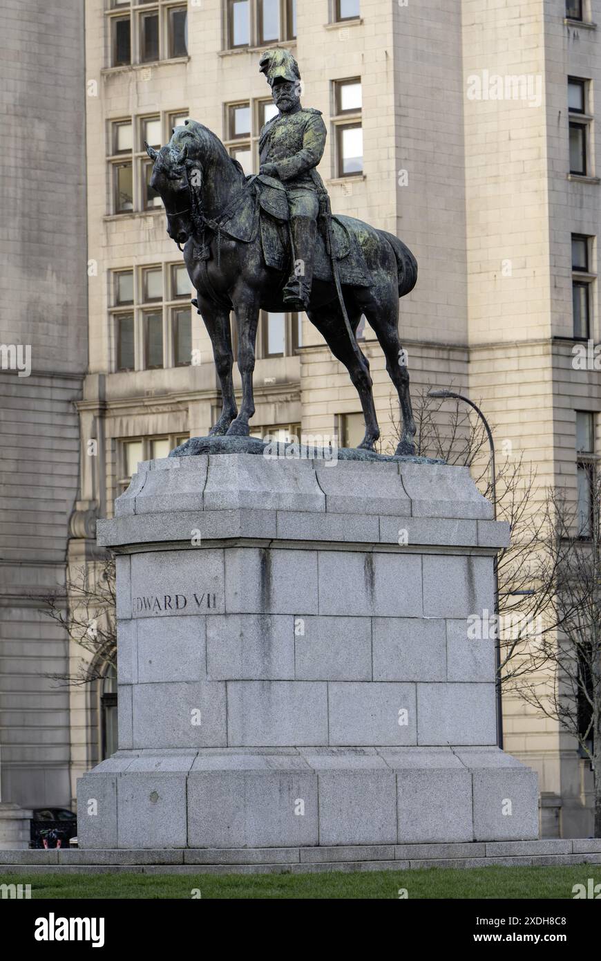 Statua di Edoardo VII, Pier Head, Liverpool, Merseyside, Inghilterra, REGNO UNITO Foto Stock