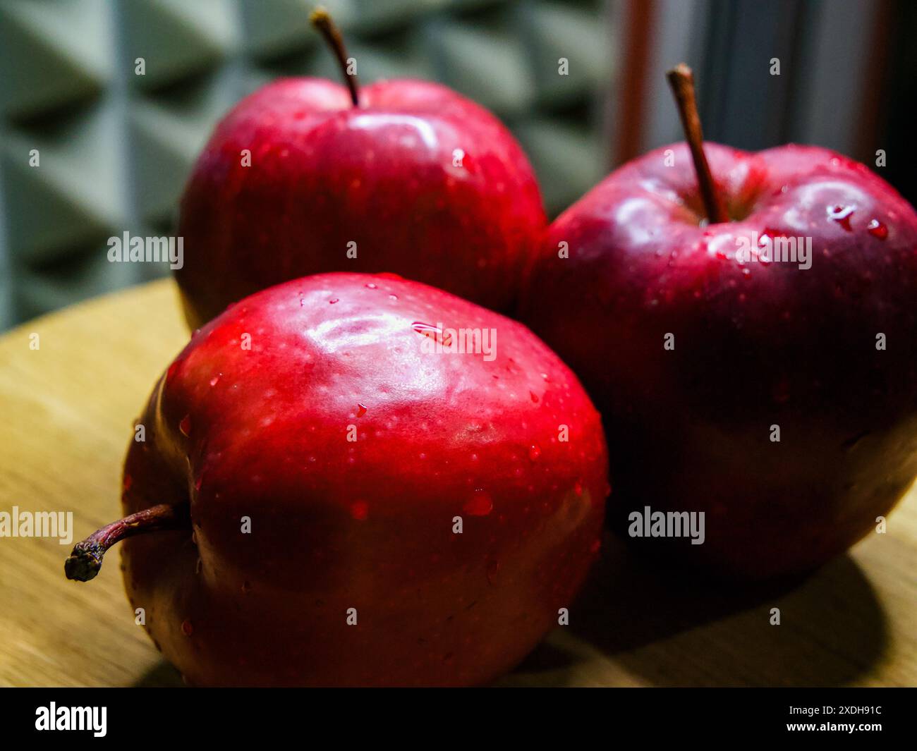 Mele lucide: Mele con finitura lucida su sfondo scuro. Supporto di stampa pronto. La chiarezza lo rende adatto alla pubblicità dell'industria alimentare. Foto Stock