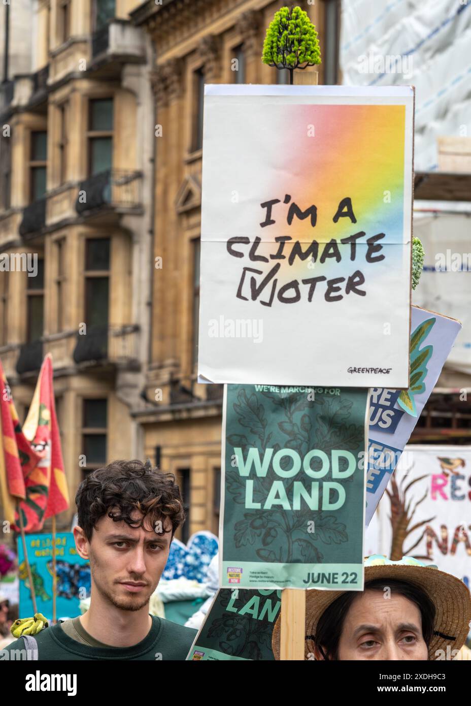 Londra Regno Unito - 22 giugno 2024: Gli ambientalisti affermano di votare a favore del clima nelle elezioni al Restore Nature Now March for Environmental Protection. Le organizzazioni presenti includevano RSPB, WWF, National Trust, Extinction Rebellion e altri. Foto Stock