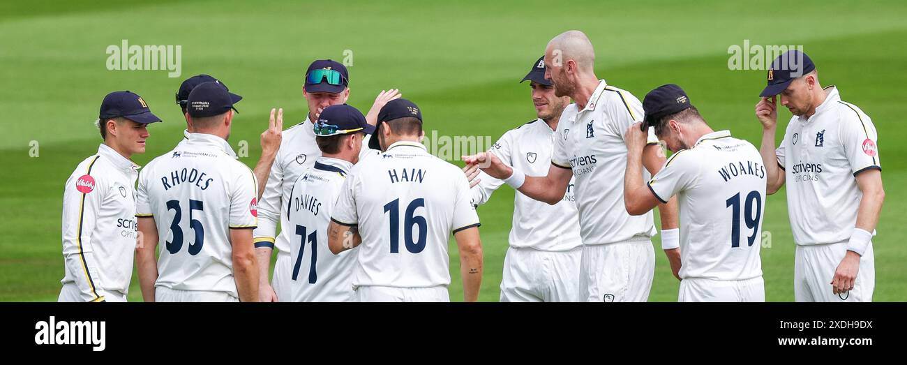 Il Warwickshire celebra il wicket durante il primo giorno del match della County Championship Division One tra Warwickshire CCC e Hampshire CCC all'Edgbaston Cricket Ground, Birmingham, Inghilterra, il 23 giugno 2024. Foto di Stuart Leggett. Solo per uso editoriale, licenza richiesta per uso commerciale. Non utilizzare in scommesse, giochi o pubblicazioni di singoli club/campionato/giocatori. Foto Stock