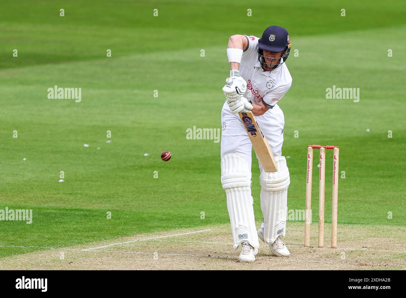 Nick Gubbins in azione con la mazza durante il primo giorno del match della County Championship Division One tra Warwickshire CCC e Hampshire CCC all'Edgbaston Cricket Ground, Birmingham, Inghilterra, il 23 giugno 2024. Foto di Stuart Leggett. Solo per uso editoriale, licenza richiesta per uso commerciale. Non utilizzare in scommesse, giochi o pubblicazioni di singoli club/campionato/giocatori. Foto Stock