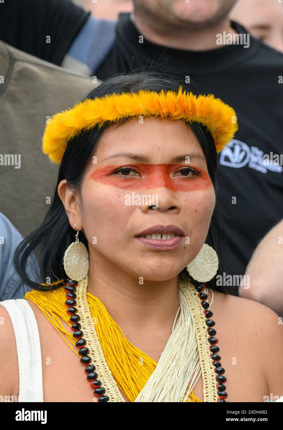 Nemonte Nenquimo - attivista, autrice e membro della Nazione Waorani della regione Amazzonica dell'Ecuador - al Restore Nature Now march through... Foto Stock
