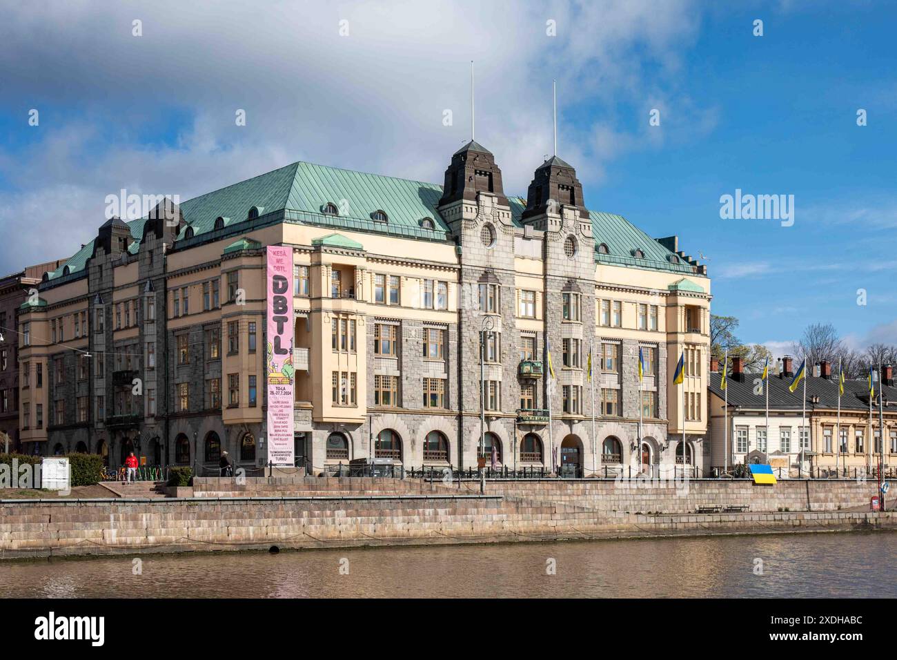 Turun kaupunginkanslian talo, un edificio in stile jugend sulle rive del fiume Aura a Turku, Finlandia Foto Stock