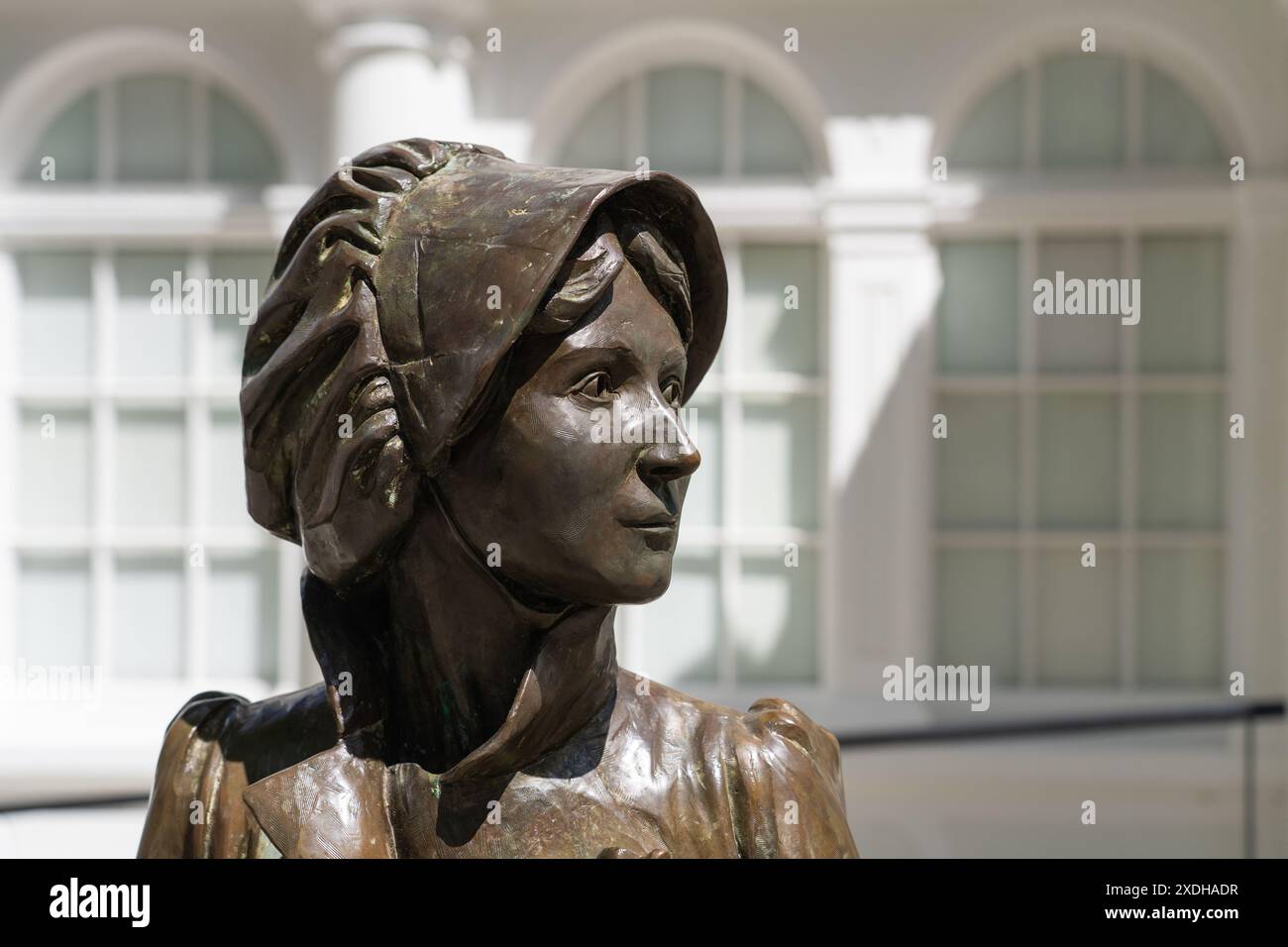 Primo piano della testa della statua di Jane Austen a Basingstoke Market Place dello scultore Adam Roud per commemorare il 200° anniversario della sua morte. REGNO UNITO Foto Stock