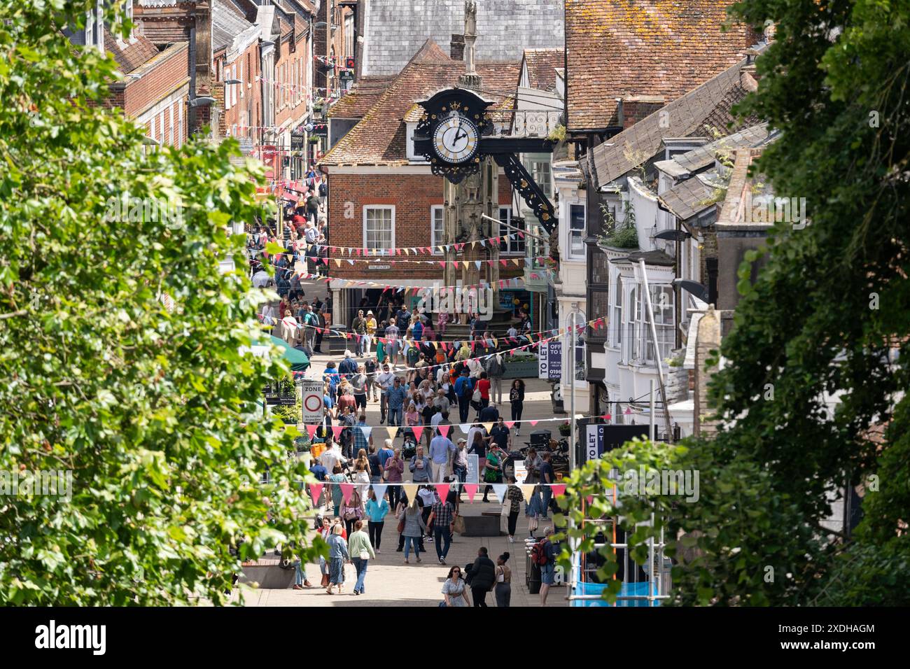 Vista aerea del centro di Winchester dal Westgate Museum con la High Street pedonale e l'orologio del XIX secolo, Regno Unito Foto Stock