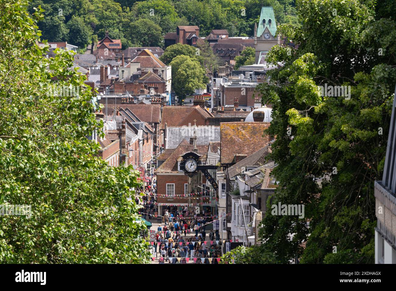 Vista aerea del centro di Winchester con visitatori e acquirenti che camminano lungo la zona pedonale di High Street e l'orologio del XIX secolo, Regno Unito Foto Stock