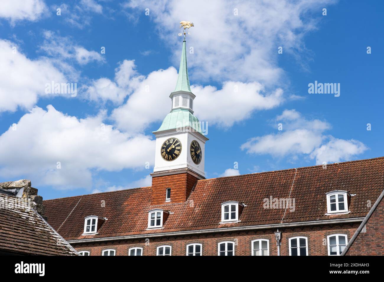 Il tetto e la torre dell'orologio della corte della regina Elisabetta II di grado II, parte degli uffici dell'Hampshire County Council. Upper High Street, Winchester Foto Stock