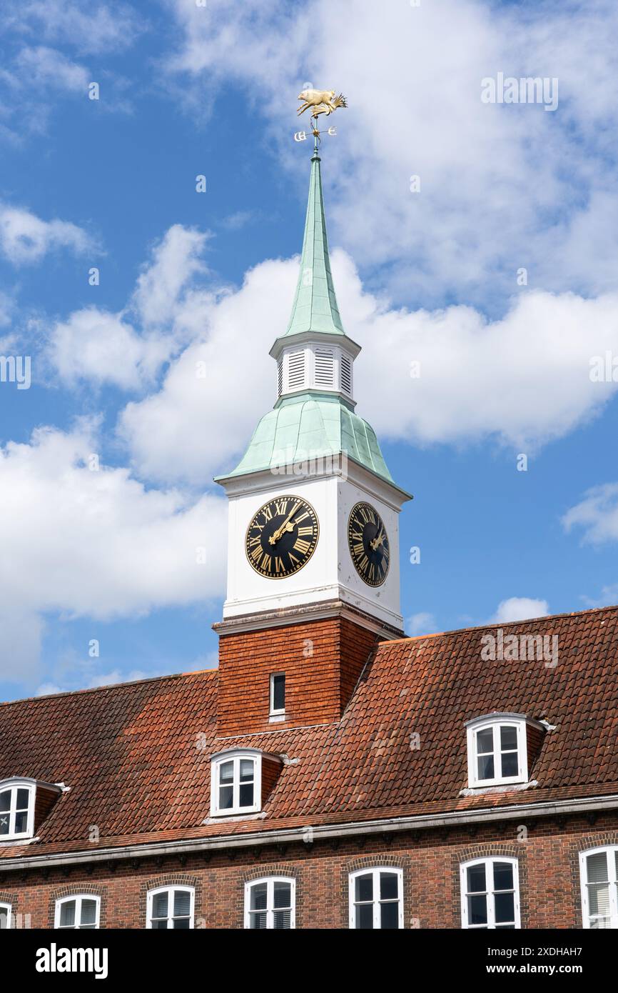 Il tetto e la torre dell'orologio della corte della regina Elisabetta II di grado II, parte degli uffici dell'Hampshire County Council. Upper High Street, Winchester Foto Stock