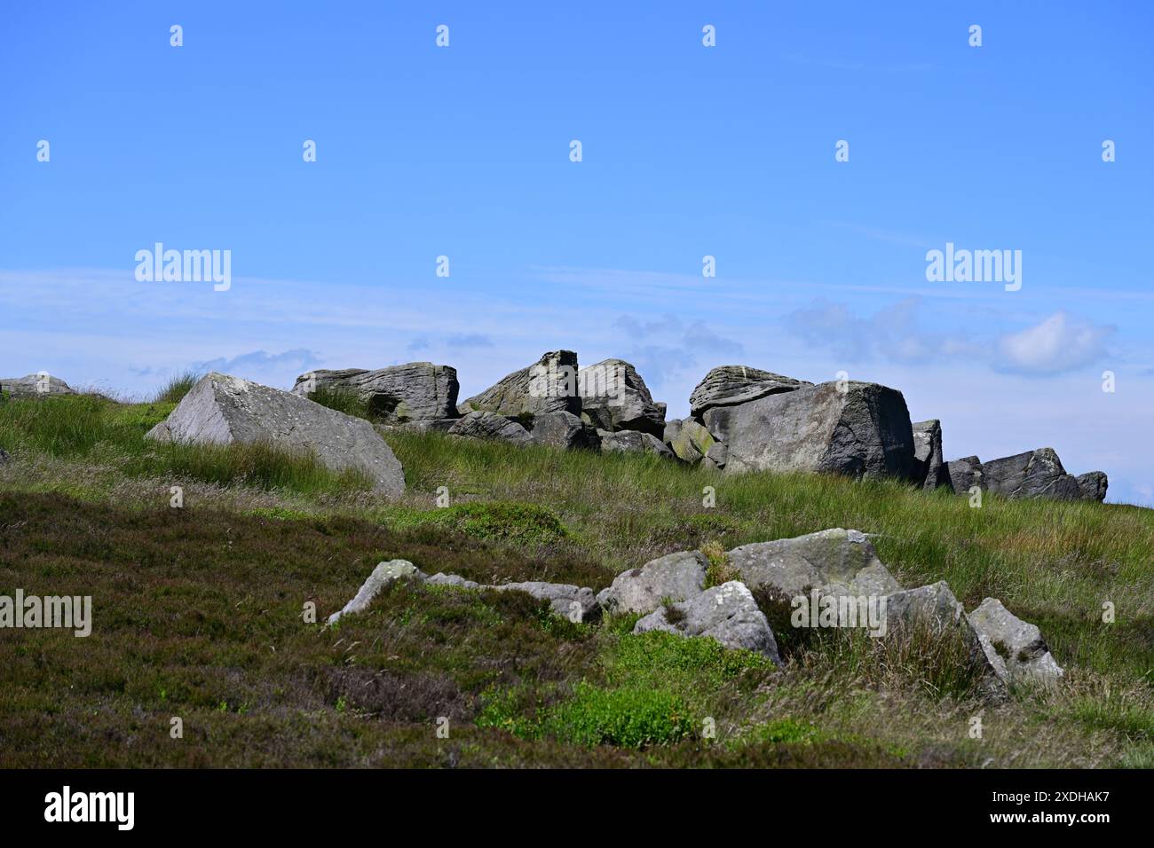 Burley Moor, paesaggio roccioso sotto il sole estivo, Yorkkshire Foto Stock
