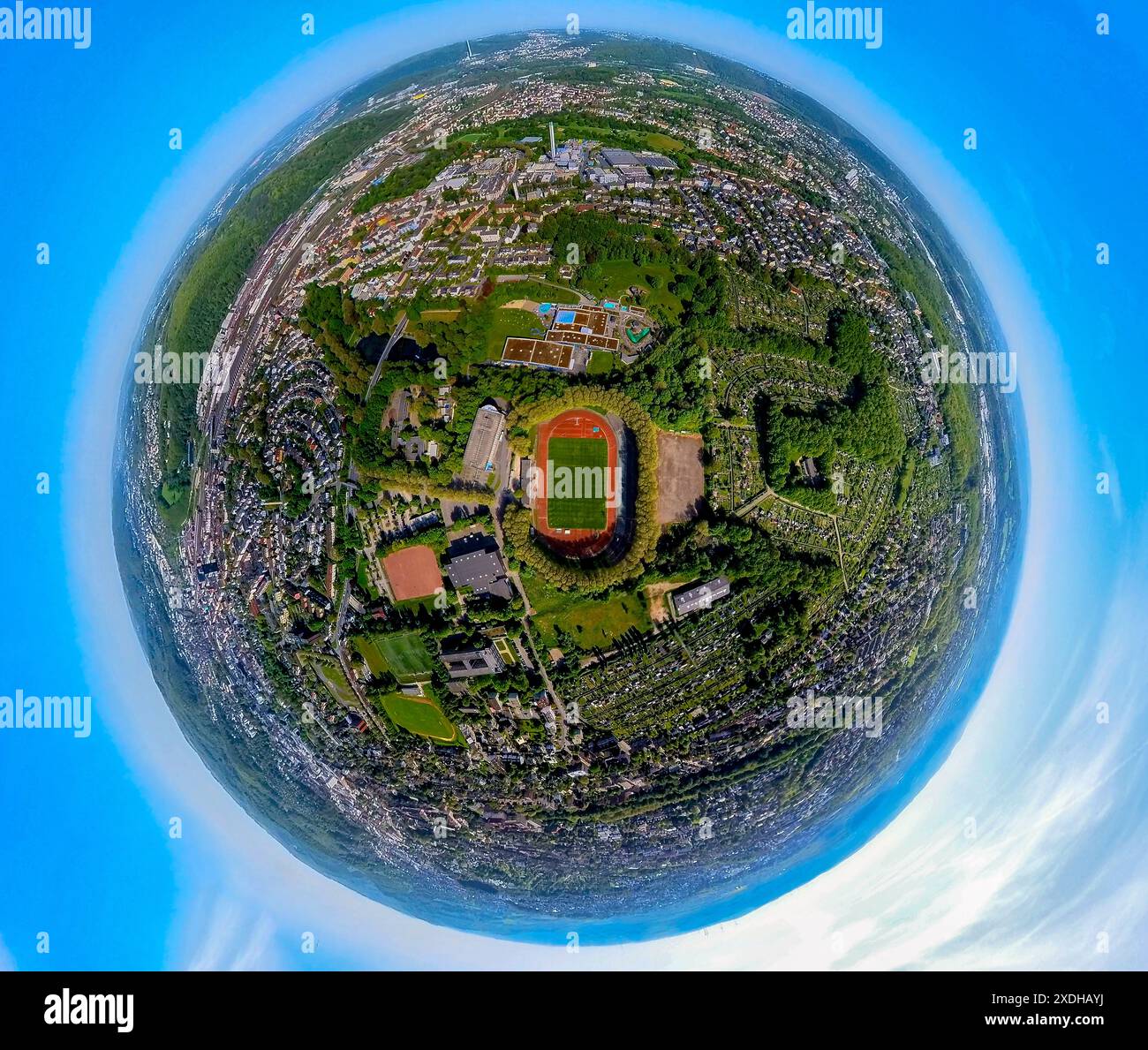 Vista aerea, Sportpark Ischeland, stadio di calcio Ischelandstadion Athletics Stadium, Westfalenbad e Ischelandhalle o Krollmann Arena, Globe, fishey Foto Stock