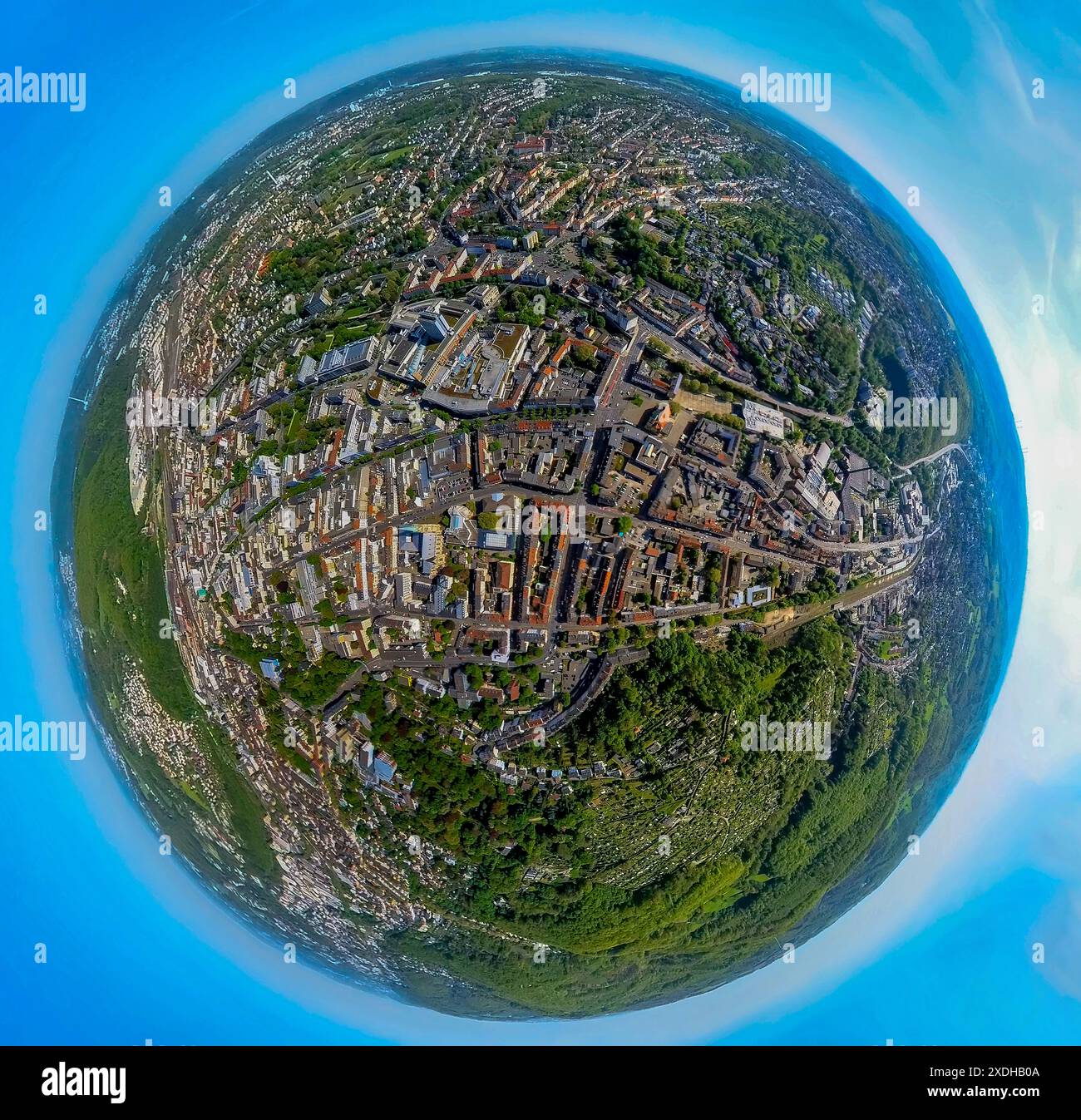 Vista aerea, vista del centro città Hagen-Mitte, zona pedonale Friedrich-Ebert-Platz e galleria del municipio, fiume Volme, globo terrestre, immagine fisheye, 360 d.C. Foto Stock