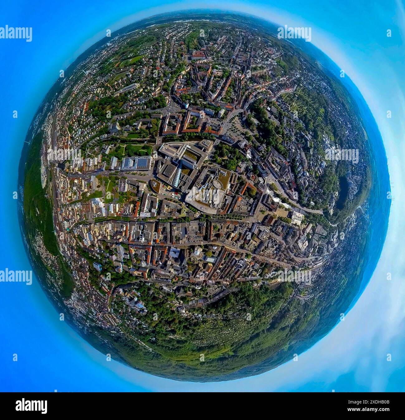 Vista aerea, vista del centro città Hagen-Mitte, zona pedonale Friedrich-Ebert-Platz e galleria del municipio, fiume Volme, globo terrestre, immagine fisheye, 360 d.C. Foto Stock