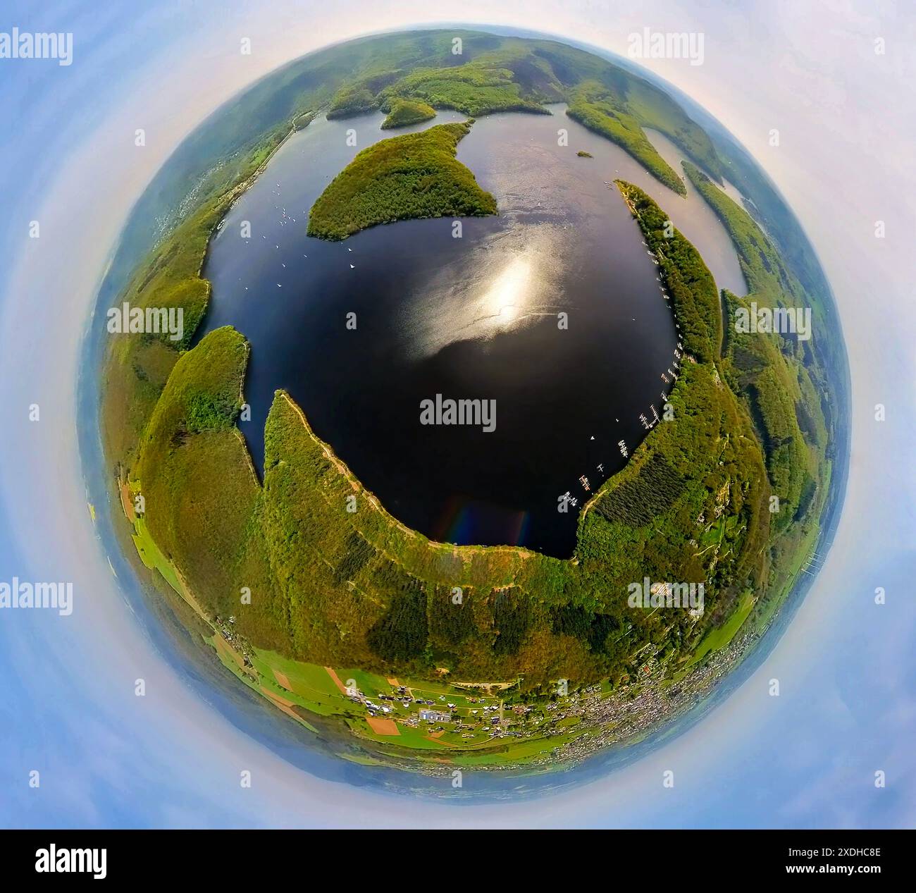 Vista aerea, Rursee con l'isola di Eichert e la penisola di Tonsberg, la diga di Rur Schwammenauel e la navigazione Rursee con barche a vela, Hasenfeld, Heimbach, N Foto Stock Vista aerea, Rursee con l'isola di Eichert e la penisola di Tonsberg, la diga di Rur Schwammenauel e la navigazione Rursee con barche a vela, Hasenfeld, Heimbach, N Foto Stock