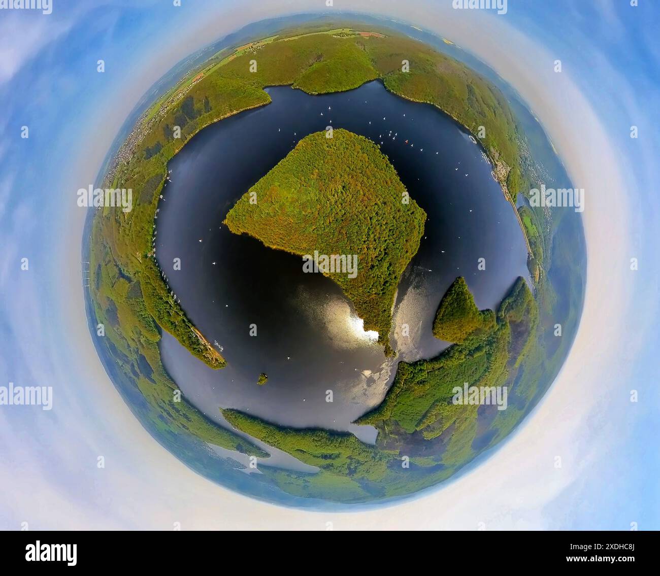 Vista aerea, Rursee con l'isola di Eichert e la penisola di Tonsberg, la diga di Rur Schwammenauel e la navigazione Rursee con barche a vela, Hasenfeld, Heimbach, N Foto Stock Vista aerea, Rursee con l'isola di Eichert e la penisola di Tonsberg, la diga di Rur Schwammenauel e la navigazione Rursee con barche a vela, Hasenfeld, Heimbach, N Foto Stock